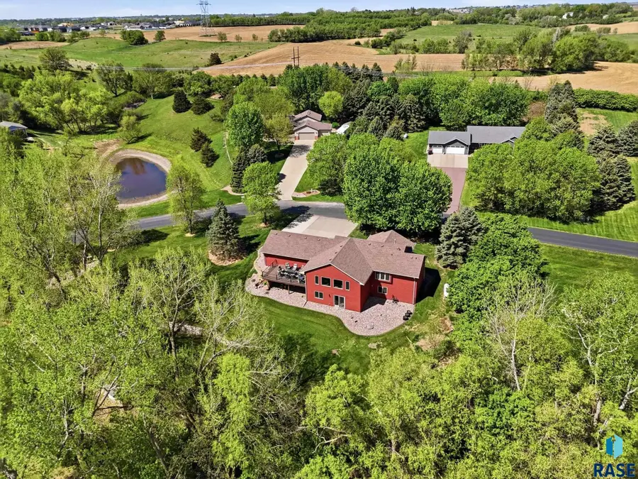 8508 E Saddle Creek Rd, Sioux Falls, SD 57110 - #2