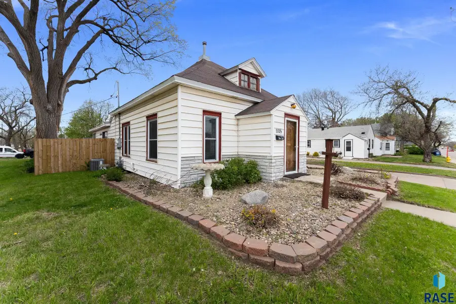 1105 N Kiwanis Ave, Sioux Falls, SD 57104 - #2