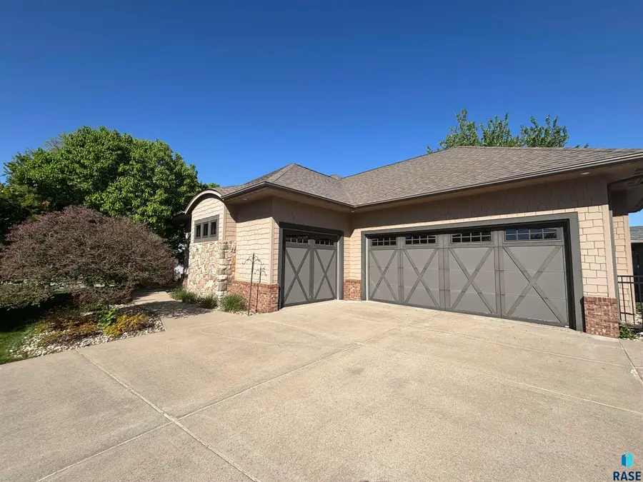 1325 W Wicklow Ct, Sioux Falls, SD 57108 - #2