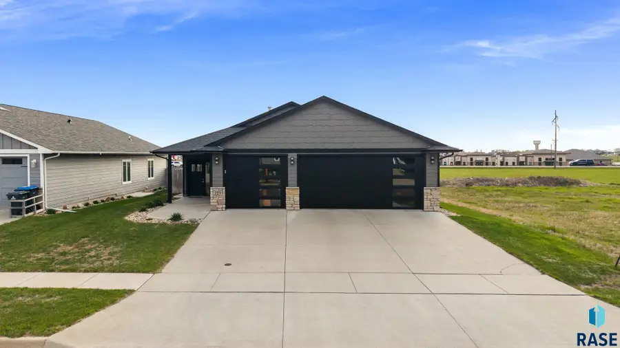 229 Devitt Dr, Harrisburg, SD 57032 - #2