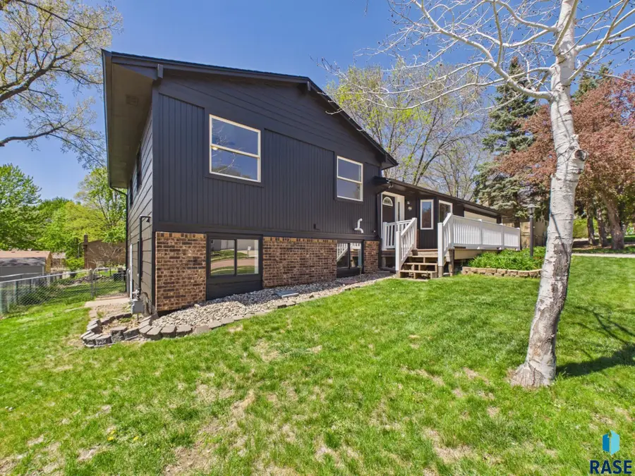 2405 S Stephen Ave, Sioux Falls, SD 57103 - #2