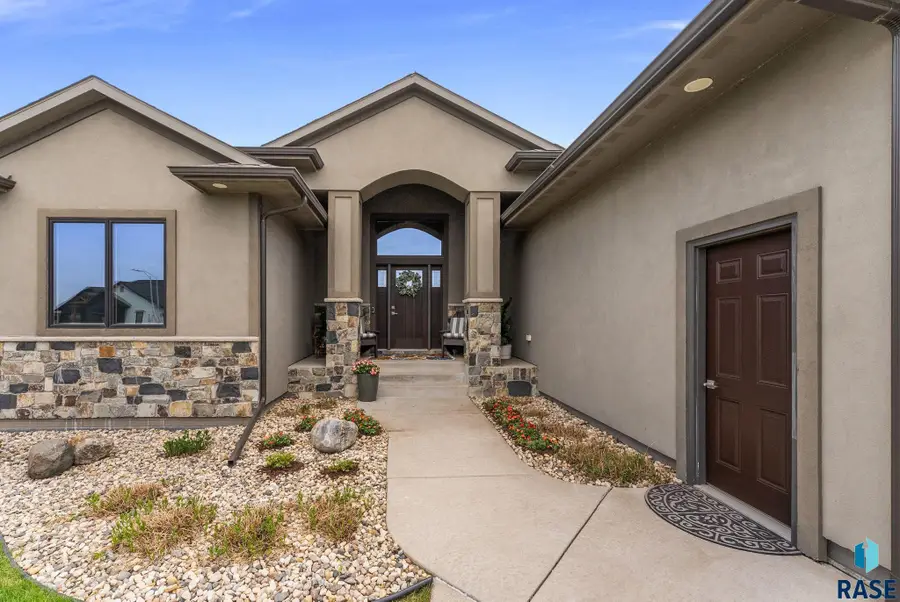 9309 W Lakeside Cir, Sioux Falls, SD 57107 - #2