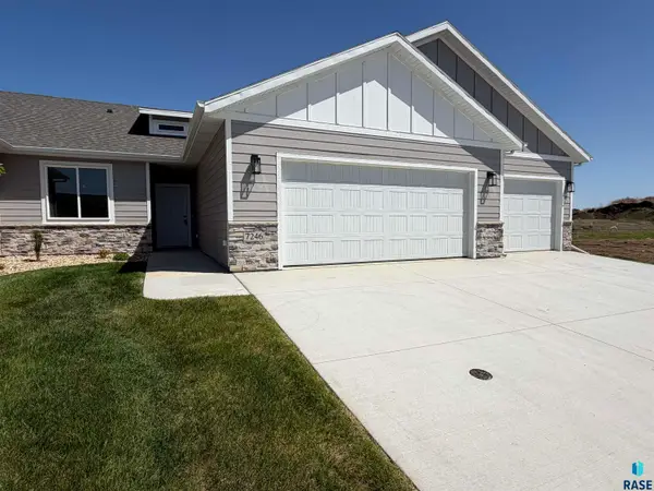 7246 E Waters Edge Pl, Sioux Falls, SD 57110