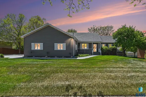 1025 Heritage Dr, Madison, SD 57042