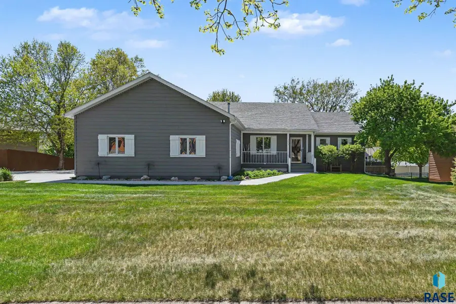 1025 Heritage Dr, Madison, SD 57042 - #2