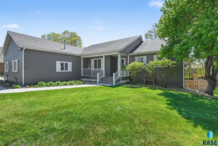 1025 Heritage Dr, Madison, SD 57042 - #3