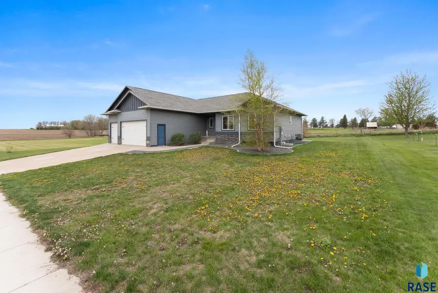 509 Grace Ave, Parker, SD 57053 - #2