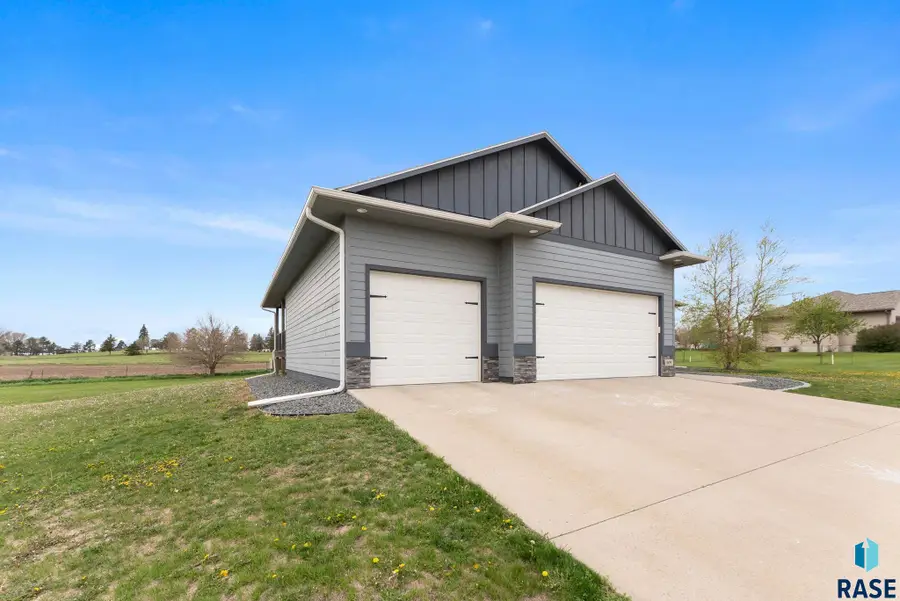 509 Grace Ave, Parker, SD 57053 - #3