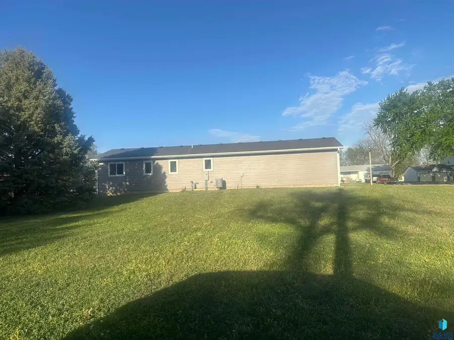 111 N Minnie St, Howard, SD 57349 - #2