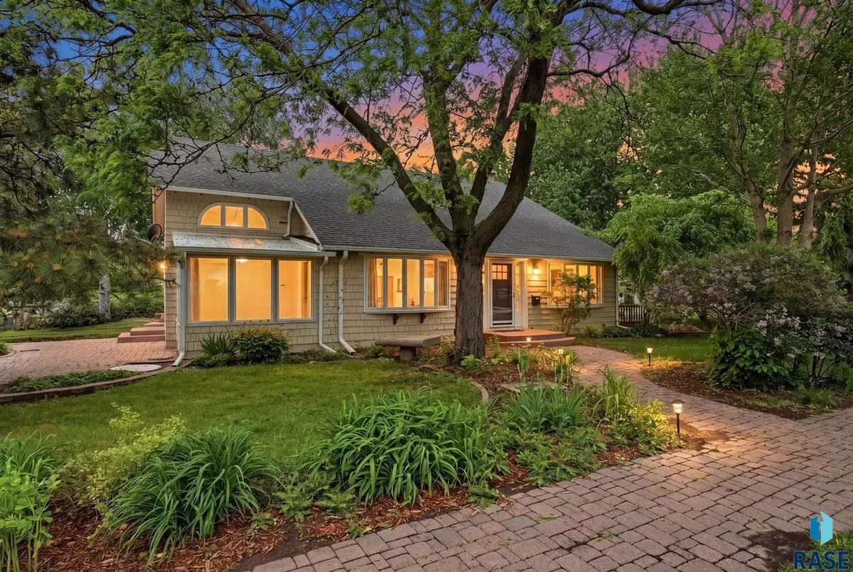 2115 S 4th Ave, Sioux Falls, SD 57105 - #1