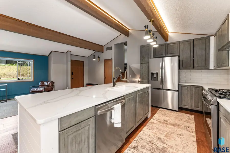 813 E 38th St, Sioux Falls, SD 57105 - #3