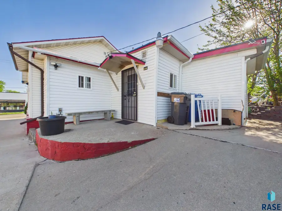 1017 E 8th St, Sioux Falls, SD 57103 - #2
