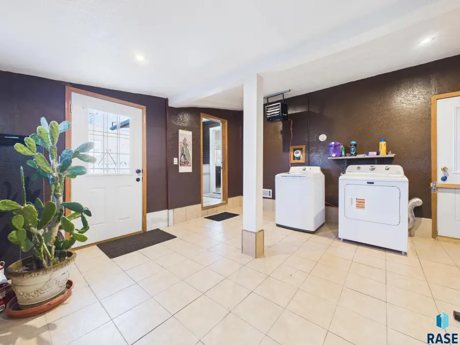 1017 E 8th St, Sioux Falls, SD 57103 - #3