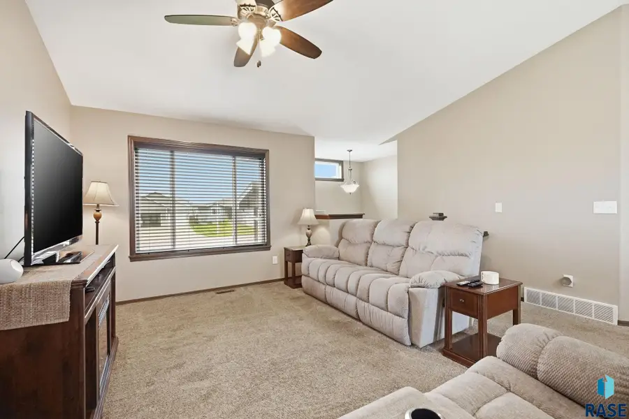 4417 W 93rd St, Sioux Falls, SD 57108 - #2