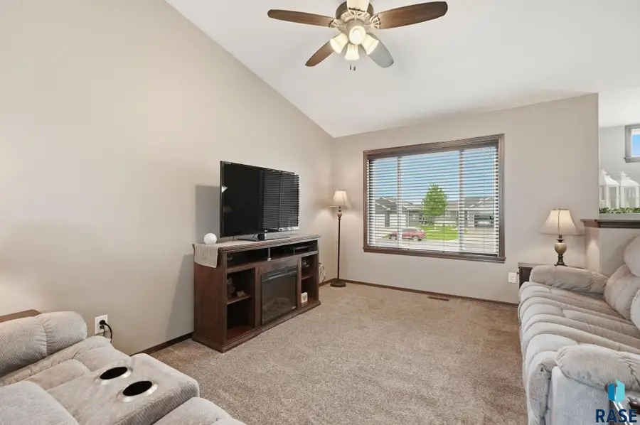 4417 W 93rd St, Sioux Falls, SD 57108 - #3