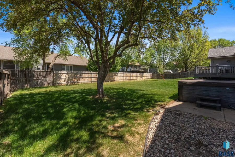 900 E 64th St, Sioux Falls, SD 57108 - #3