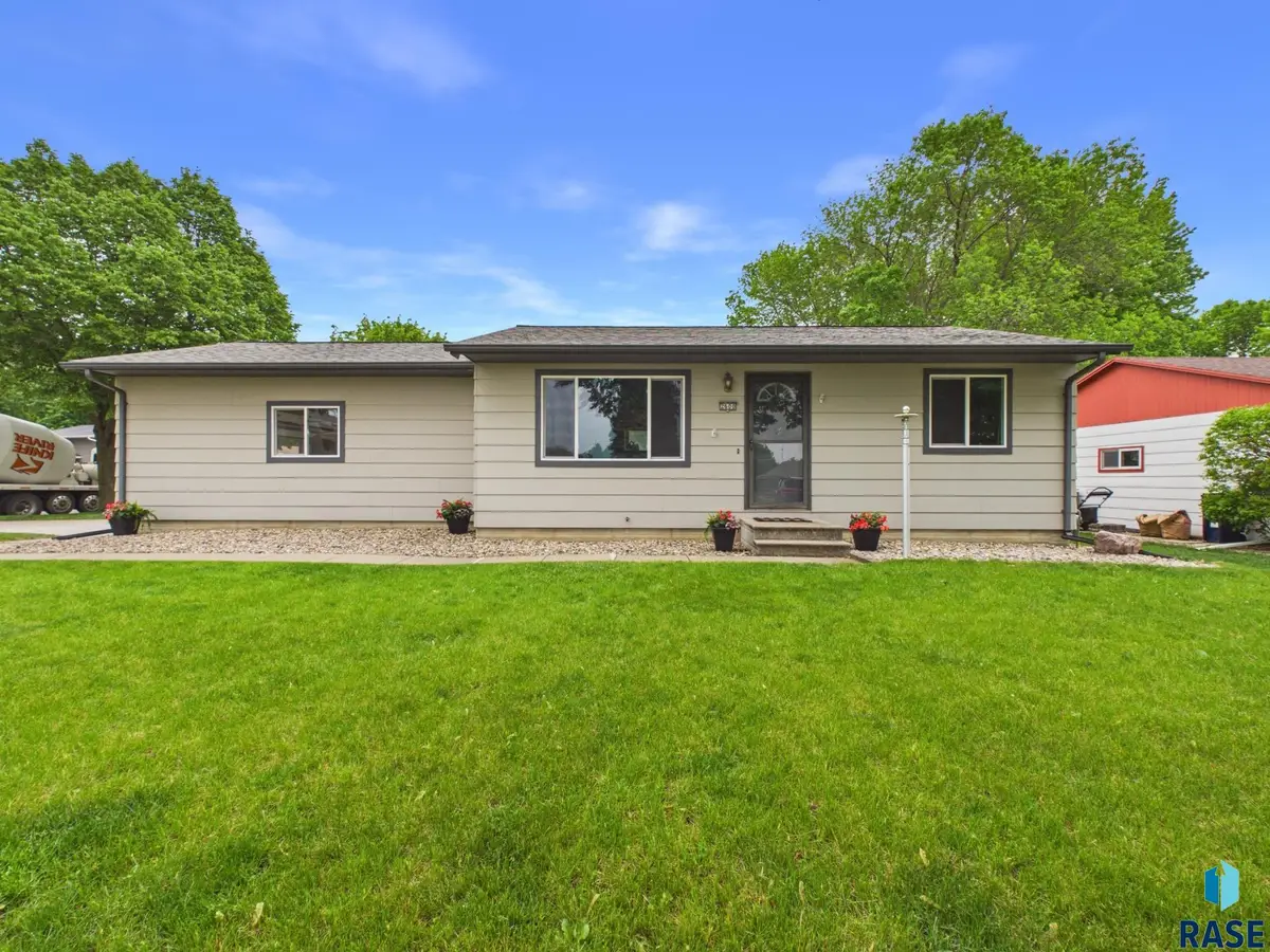 2600 S Chapelwood Ave, Sioux Falls, SD 57110 - #1