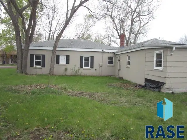 402 E 11th Ave, Mitchell, SD 57301 - #2