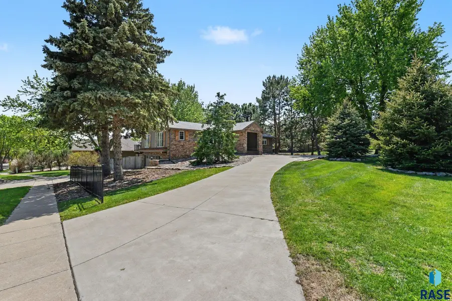 2405 W Old Yankton Rd, Sioux Falls, SD 57108 - #3