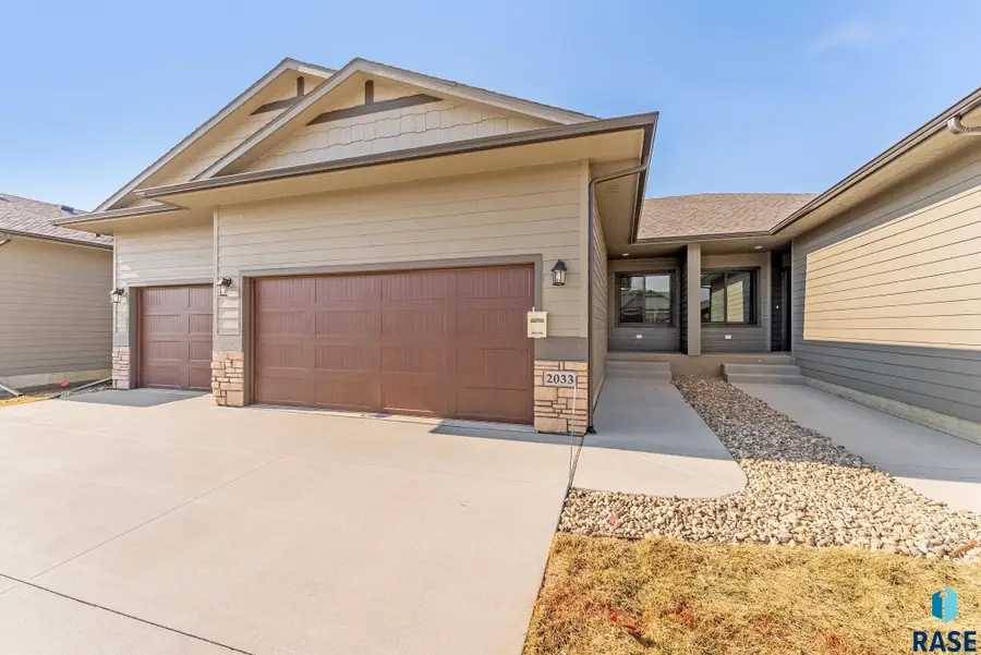 2033 S Sonoma Pl, Sioux Falls, SD 57106 - #2