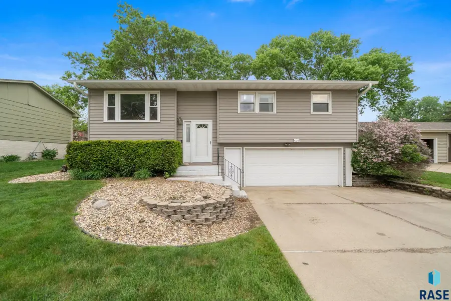 805 S Rohl Dr, Sioux Falls, SD 57103 - #2