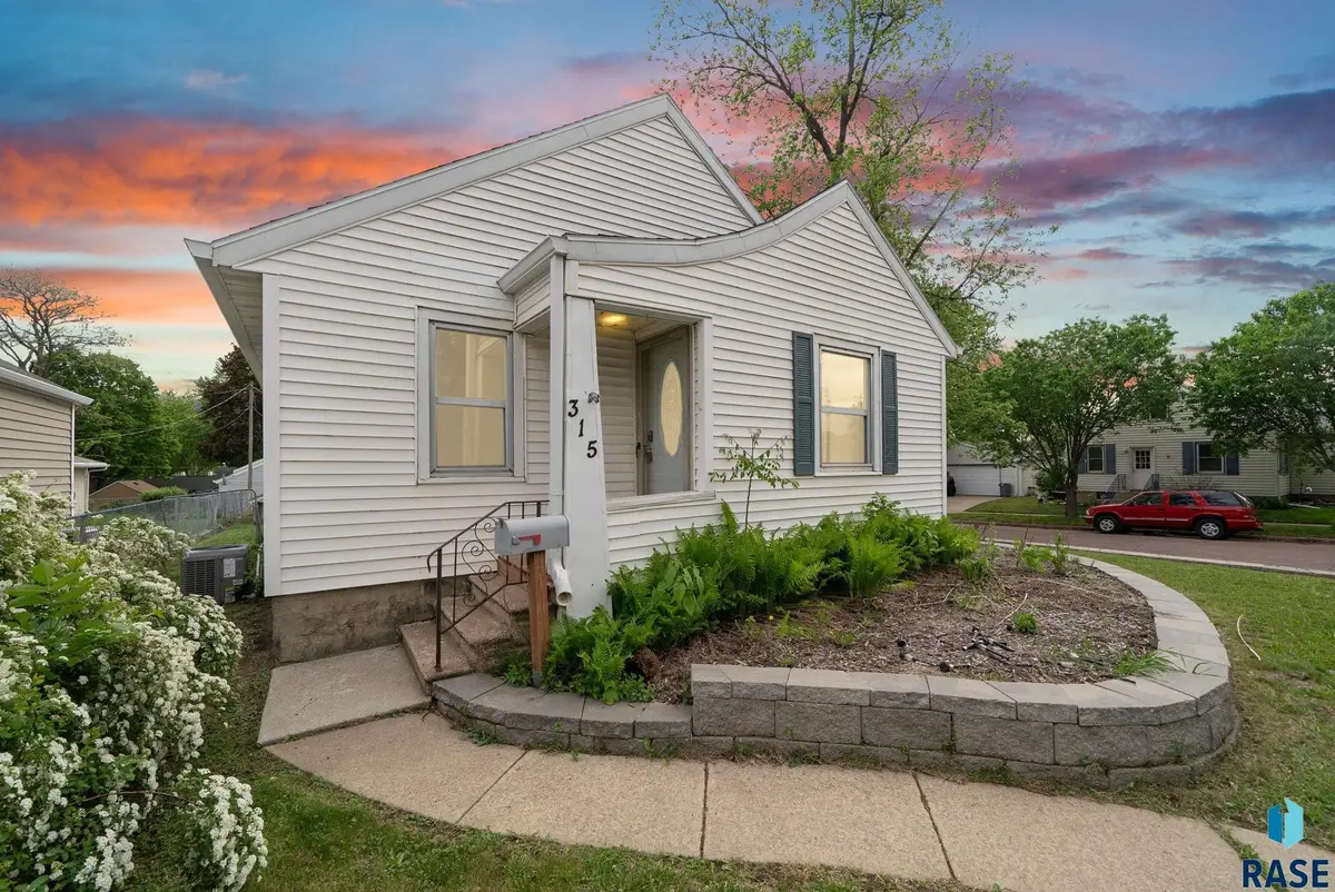 315 W 30th St, Sioux Falls, SD 57105 - #1