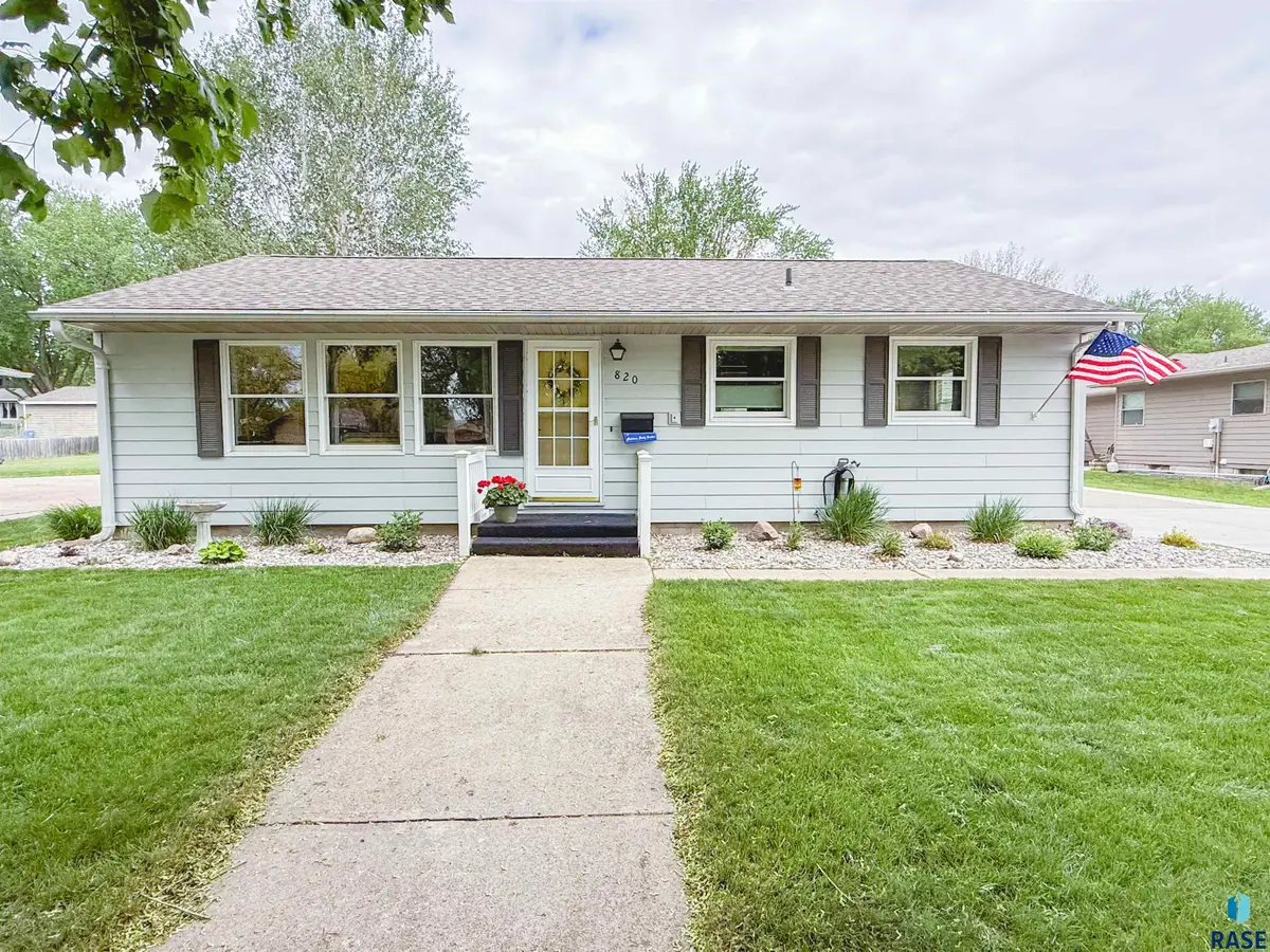 820 NE 5th St, Madison, SD 57042 - #1