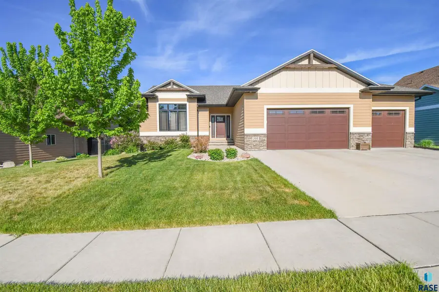 205 N Fairway Dr, Brandon, SD 57005 - #2