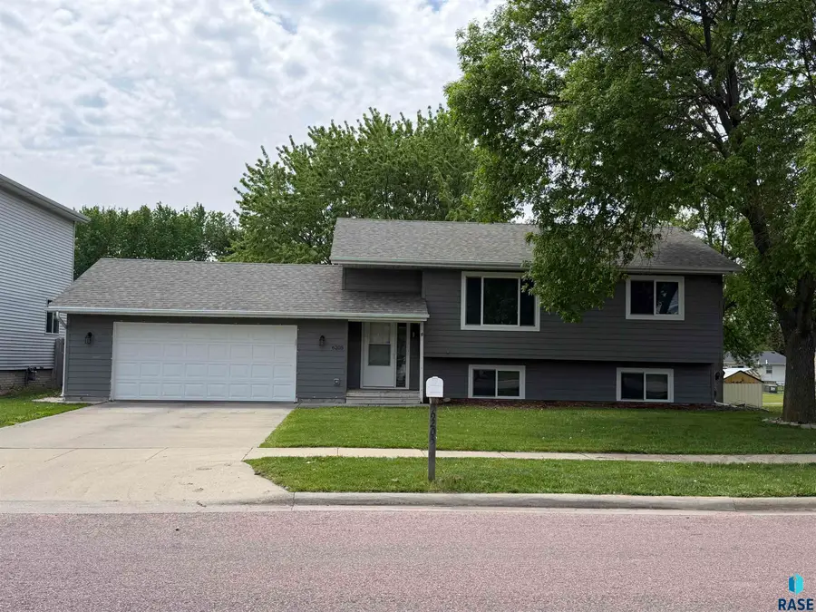 6205 W 43rd St, Sioux Falls, SD 57106 - #2