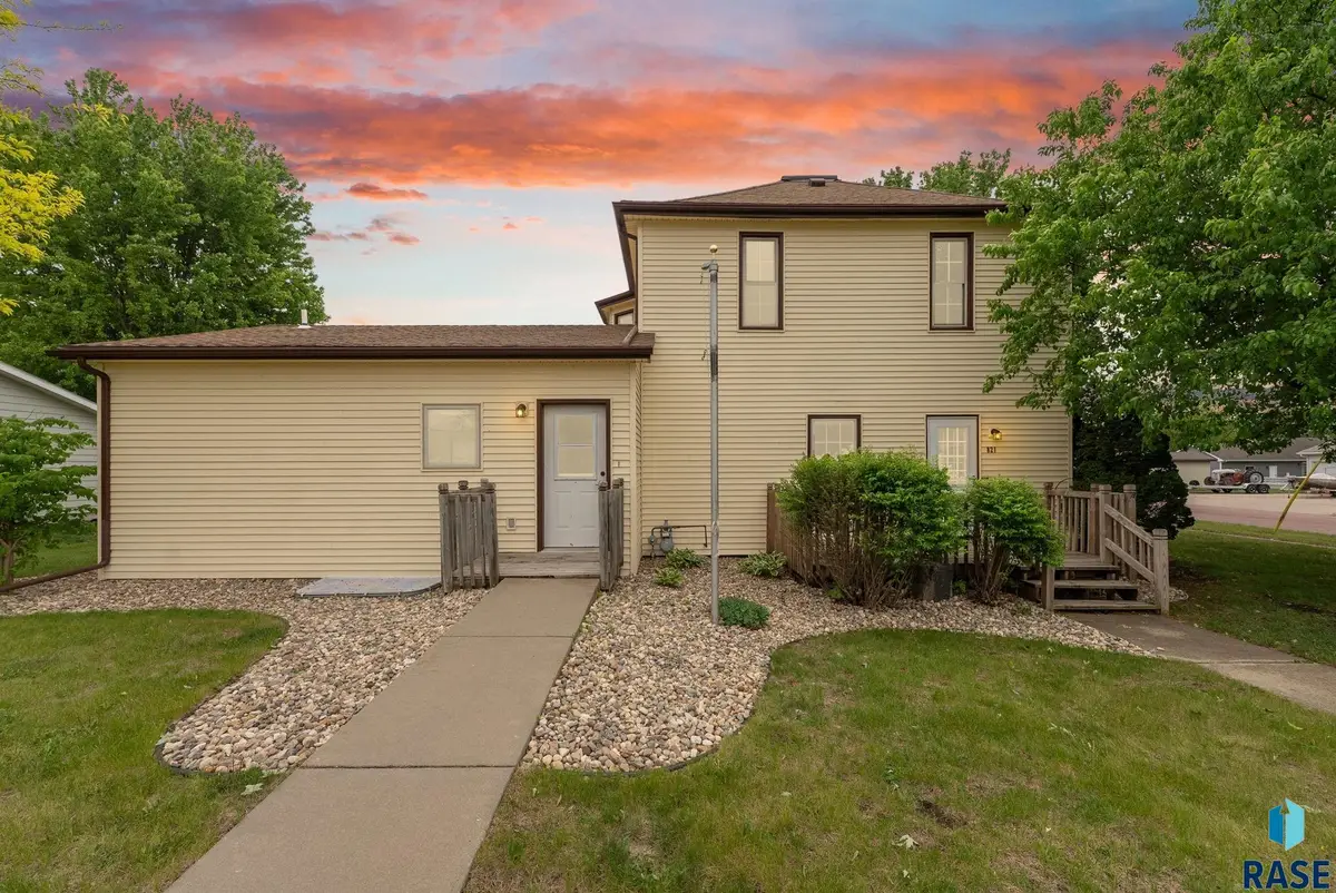 821 W 1st Ave, Lennox, SD 57039 - #1