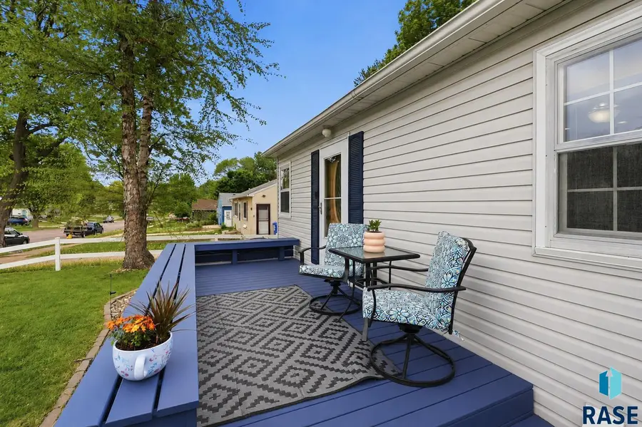 909 S Sneve Ave, Sioux Falls, SD 57103 - #2