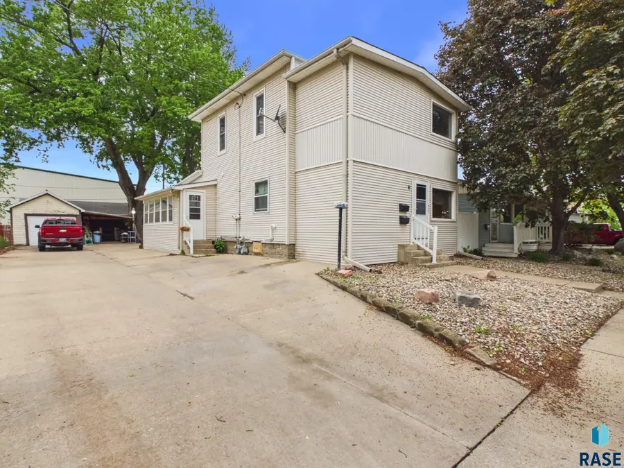 627 S 6th Ave, Sioux Falls, SD 57104 - #2