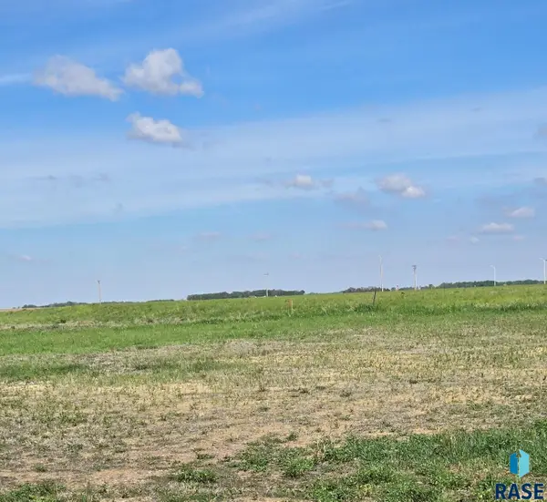 100 Whitster Cir, Hartford, SD 57033
