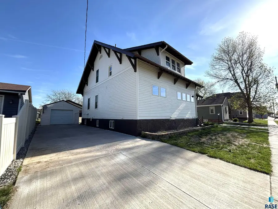 212 W 2nd Ave, Lennox, SD 57039 - #2