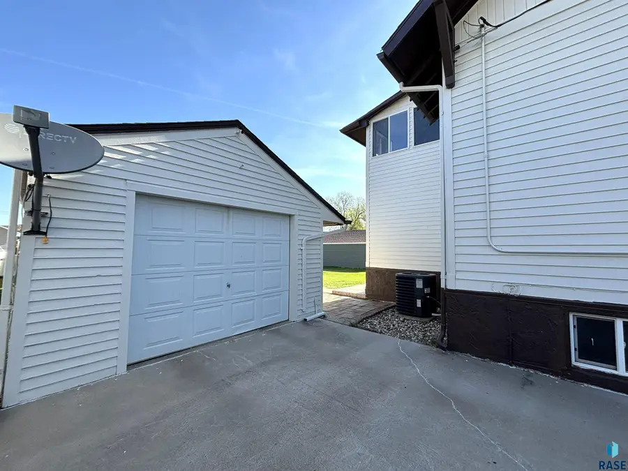 212 W 2nd Ave, Lennox, SD 57039 - #3