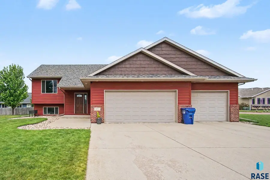 101 S Summer Ave, Brandon, SD 57005 - #2