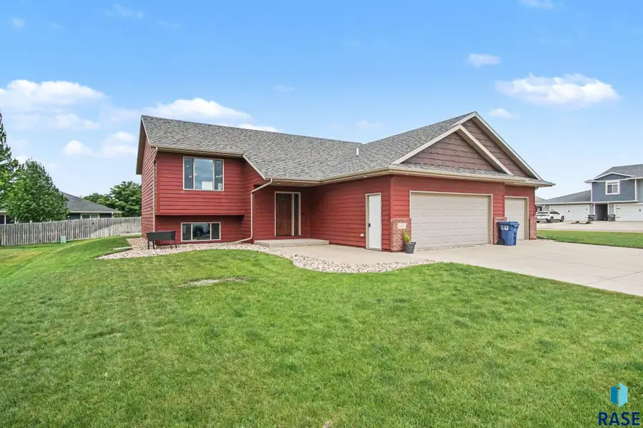 101 S Summer Ave, Brandon, SD 57005 - #3