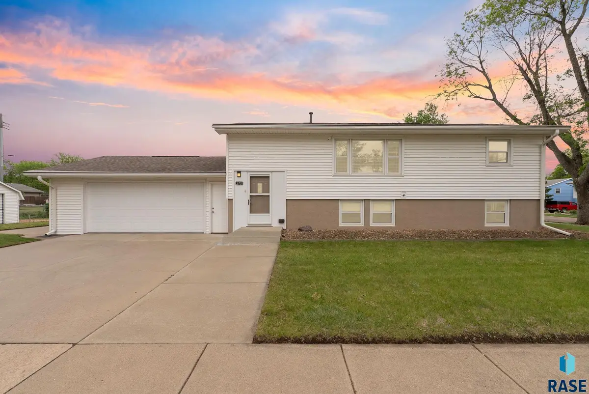 2709 W Brookings St, Sioux Falls, SD 57104 - #1