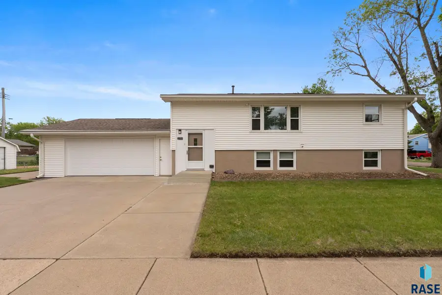 2709 W Brookings St, Sioux Falls, SD 57104 - #2