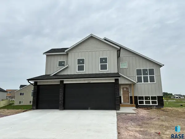 2009 N Goldberg Cir, Sioux Falls, SD 57107