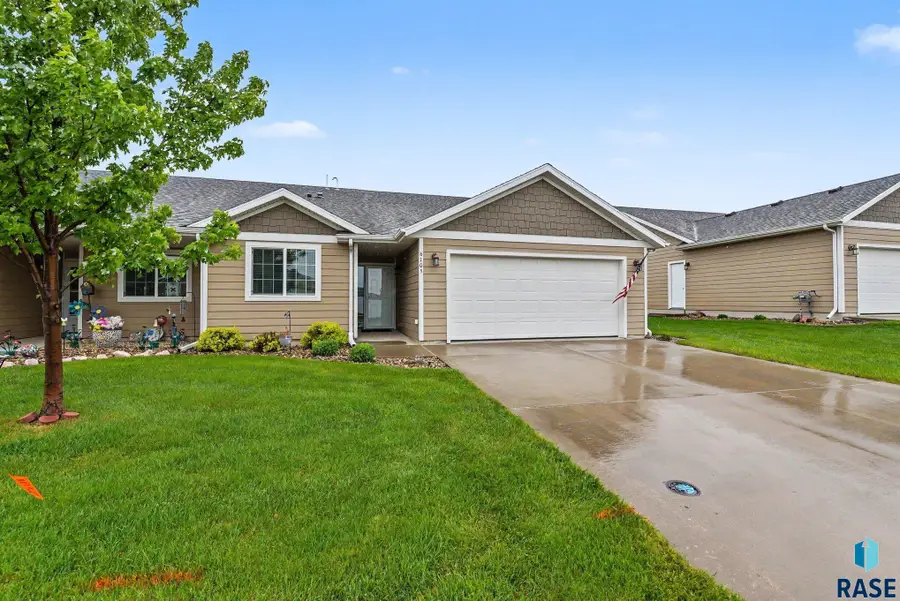 6105 W Maxwell Pl, Sioux Falls, SD 57107 - #2