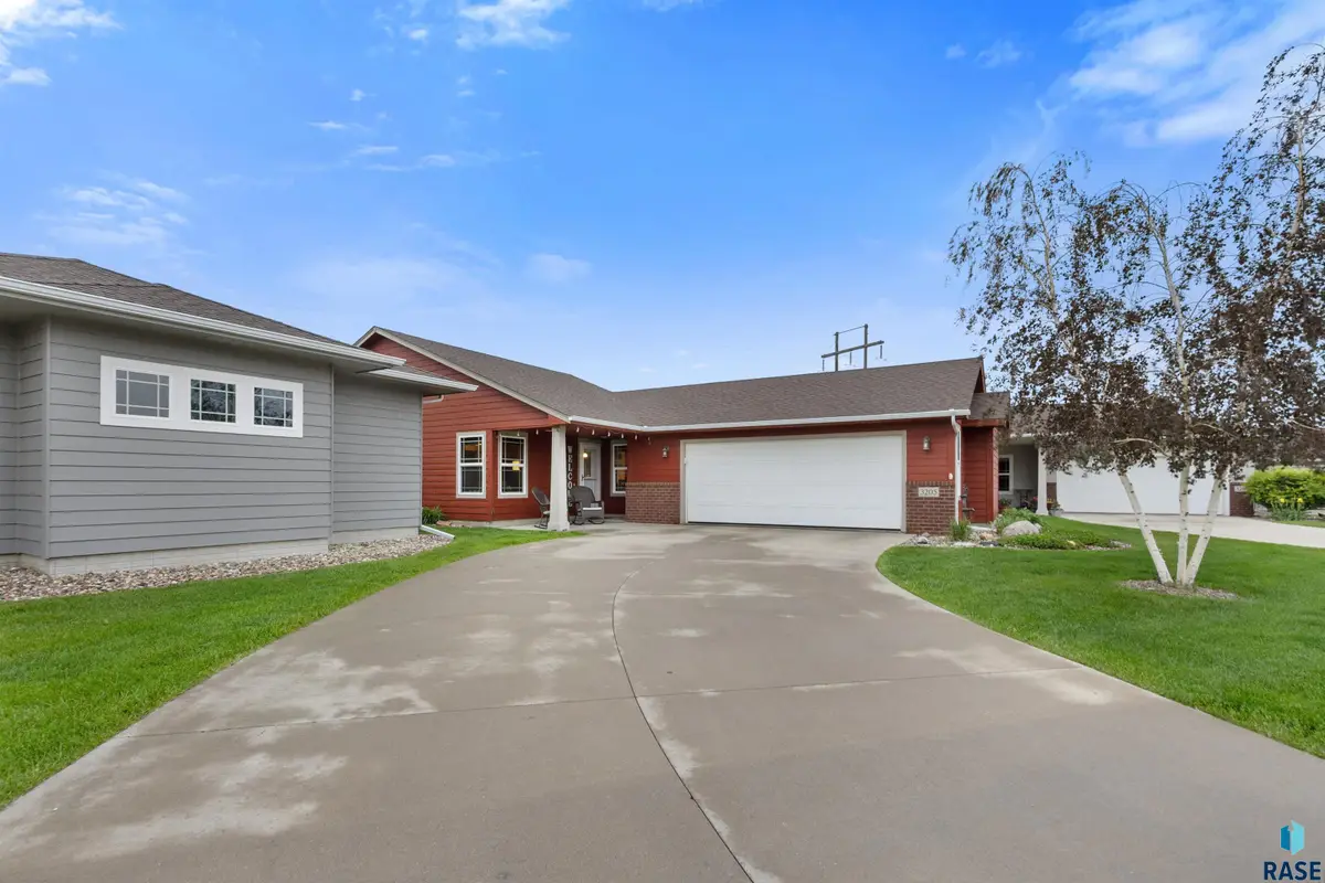 3205 S Manifold Ave, Sioux Falls, SD 57110 - #1