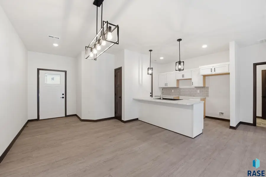 1249 N Marion Rd #4, Sioux Falls, SD 57107 - #2