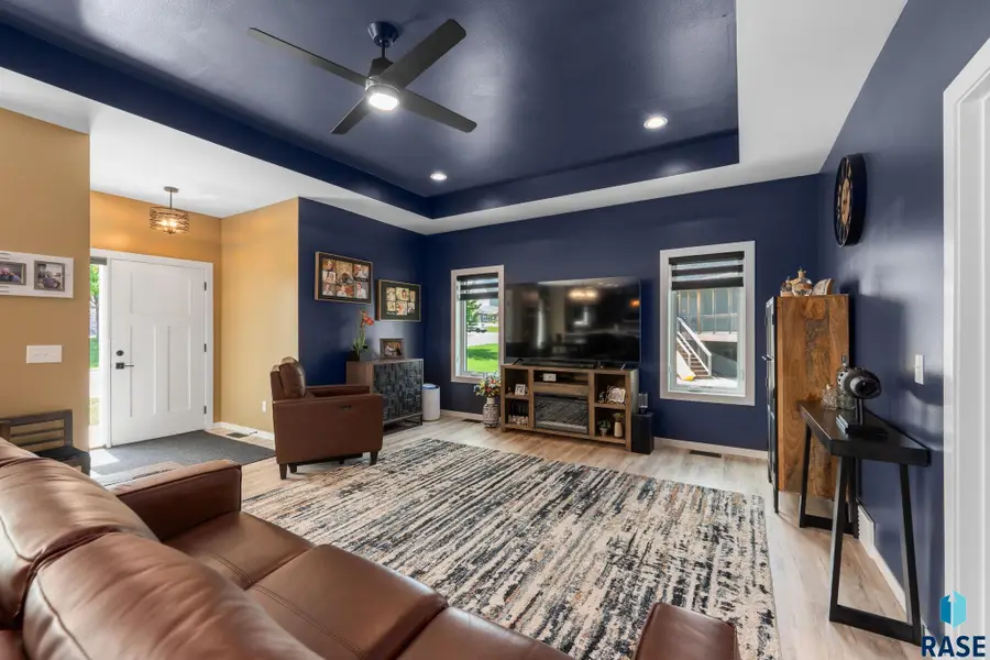 2400 W Trevi Pl, Sioux Falls, SD 57108 - #2