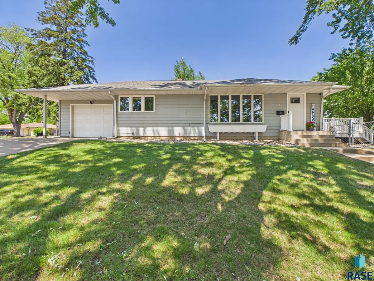 2012 W Oak St, Sioux Falls, SD 57105 - #1