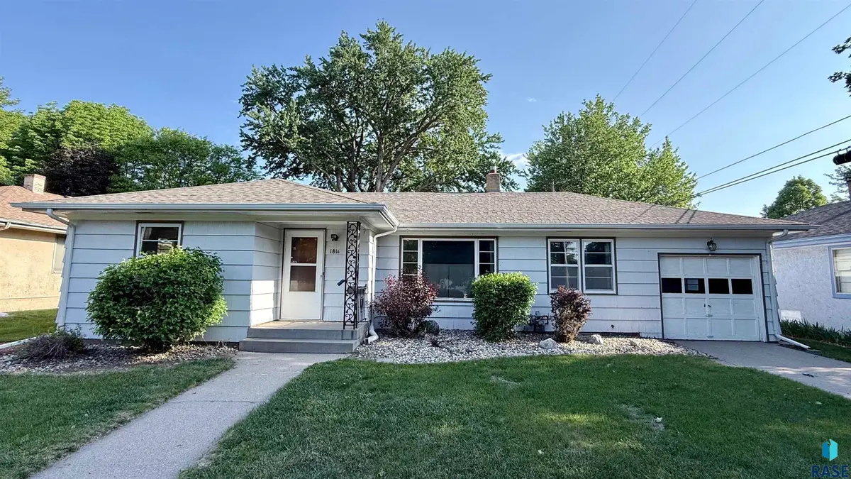 1816 W 22nd St, Sioux Falls, SD 57105 - #1