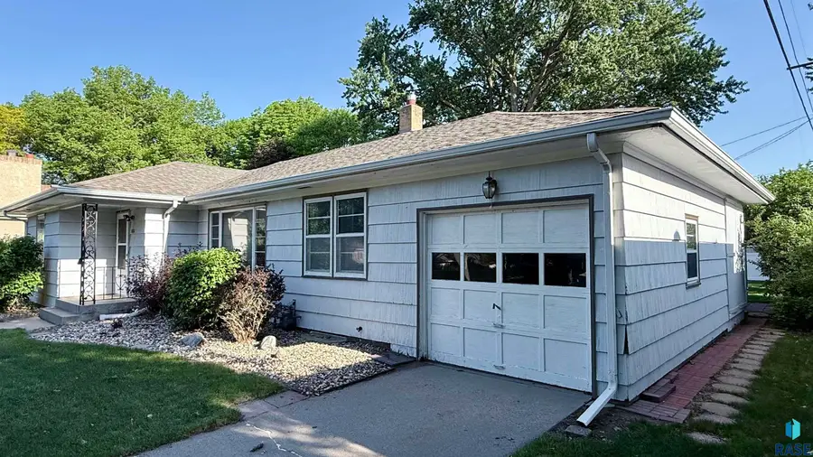 1816 W 22nd St, Sioux Falls, SD 57105 - #2