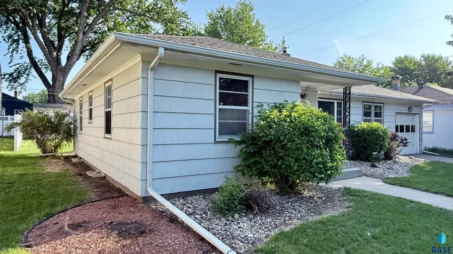 1816 W 22nd St, Sioux Falls, SD 57105 - #3