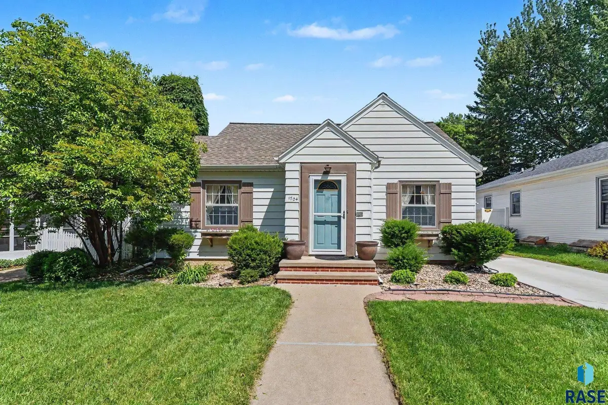 1704 S 6th Ave, Sioux Falls, SD 57105 - #1