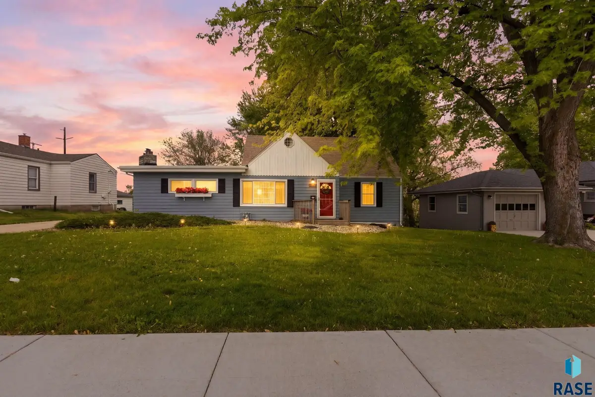 2504 S Summit Ave, Sioux Falls, SD 57105 - #1
